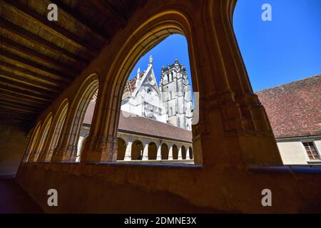 Bourg-en-Bresse (centre-est de la France) : cloître du monastère royal de Brou et vue sur la tour de l'église, architecture gothique flamboyant. Vue f Banque D'Images