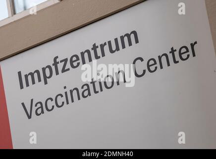 17 décembre 2020, Hessen, Francfort-sur-le-main: Prêt à fonctionner est le futur centre de vaccination de la ville dans la salle des festivals sur le parc des expositions, à laquelle un signe indique. Là où des milliers de personnes se rassemblent dans les concerts, les vaccinations de masse contre Corona devraient commencer cette année. Photo : Boris Roessler/dpa Banque D'Images