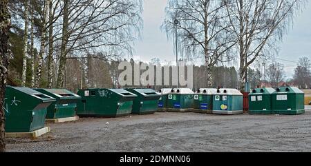 Énormes piles de déchets à côté du bois du parc, malmkoping, suède photo: Bo Arrhed Banque D'Images