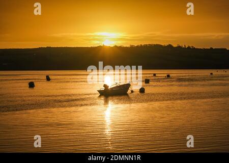 Padstow, Cornwall, Royaume-Uni. 17 décembre 2020. Météo Royaume-Uni. Lever de soleil stupéfiant sur la rivière Camel à Padstow. Crédit Simon Maycock / Alamy Live News. Banque D'Images