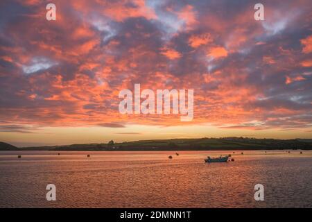 Padstow, Cornwall, Royaume-Uni. 17 décembre 2020. Météo Royaume-Uni. Lever de soleil stupéfiant sur la rivière Camel à Padstow. Crédit Simon Maycock / Alamy Live News. Banque D'Images