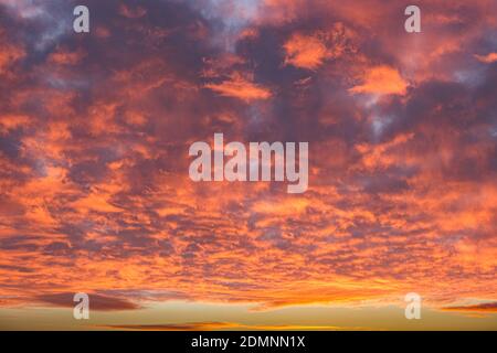 Padstow, Cornwall, Royaume-Uni. 17 décembre 2020. Météo Royaume-Uni. Lever de soleil stupéfiant sur la rivière Camel à Padstow. Crédit Simon Maycock / Alamy Live News. Banque D'Images