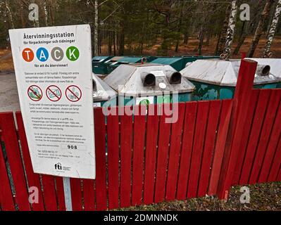 Énormes piles de déchets à côté du bois du parc, malmkoping, suède photo: Bo Arrhed Banque D'Images