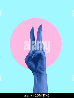 Collage d'art contemporain. Main humaine bleue montrant le signe de la victoire. Banque D'Images
