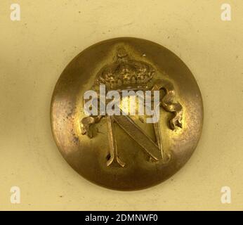 Bouton, laiton, plaqué or, bouton Convex orné de la lettre N surmonté d'une couronne avec des rubans. Arrière et tige en laiton. Au verso : a,B) « A Bonnardot & Cie Feur de l'Empereur » et décoration incisée similaire à celle du bouton C) « C & Cie Autte Dusantoy Feur de l'Empereur » et décoration incisée similaire à celle du bouton., composant -a sur la carte i80, composant -b sur la carte 45, Le composant -c est sur la carte C, France, 1852–70, costume et accessoires, Arts décoratifs, bouton Banque D'Images