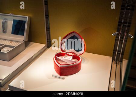 Strasbourg, France - 13 novembre 2020 : vitrine vide d'un magasin de bijoux pendant le confinement du coronavirus COVId-19 avec boîte vide en forme de coeur Banque D'Images