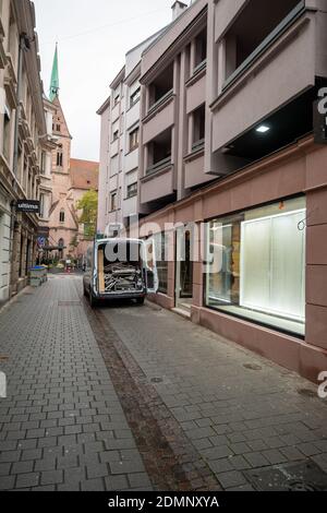 Strasbourg, France - 13 novembre 2020 : un minibus sur la rue vide avec des déchets à l'intérieur lors de la reconstruction d'un bâtiment dans la partie centrale de la ville Banque D'Images