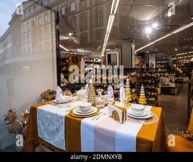 Strasbourg, France - 13 novembre 2020 : décoré pour la table de Noël dans la vitrine d'un magasin français sans clients à l'intérieur en raison du blocage du coronavirus COVID-19 Banque D'Images