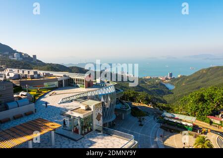 Panorama de Hong Kong depuis la Peak Tower (Victoria Gap), Chine. Vues sur l'île de Lamma en arrière-plan, la galerie The Peak Galleria en premier plan. Banque D'Images