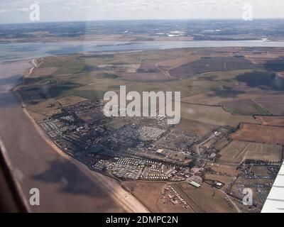 Minster on Sea, Kent, Royaume-Uni. 17 décembre 2020. [PHOTO DU FICHIER d'août 2009] 'Shepey East' à Swale, dans le Kent, a le taux d'infection par le coronavirus/covid le plus élevé en Angleterre (1,652 cas pour 100,000). La section est de l'île de Shepey photographiée à partir d'un avion en août 2009 montrant la zone de vacances de Leysdown en mer avec l'estuaire de la Swale et le Seasalter / Whitstable à distance. Crédit : James Bell/Alay Live News Banque D'Images