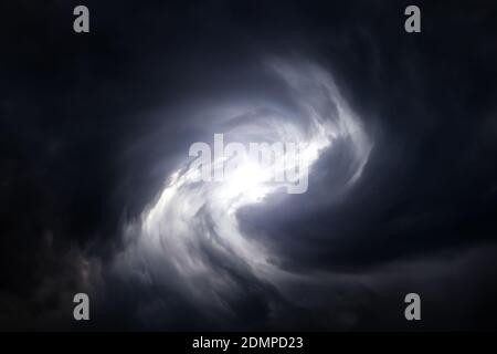 Tourbillon flou dans les nuages de tempête sombre Banque D'Images