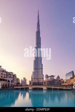 DUBAÏ, ÉMIRATS ARABES UNIS - 21 décembre 2018 : vue sur Burj Khalifa, le plus haut bâtiment du monde, dans le centre-ville de Dubaï. Banque D'Images