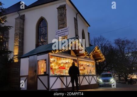 ESSEN, ALLEMAGNE - 16 décembre 2020 : Allemagne, Essen, décembre 16. 2020, 5.54 h Église du marché et une place du marché de Noël. Connectez-vous en allemand : marque Banque D'Images