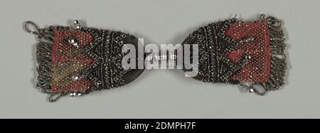 Porte-monnaie de miser, Moyen: Soie, métal technique: Crochetée, de couleur corail soie, à franges et recouvert uniformément avec des perles d'acier coupées, qui forment les extrémités extérieures du sac. Le milieu, de soie noire crochetée, est cousu à la partie de corail; des lanpettes triangulaires de crochet de soie noire, avec des pendentifs en acier découpé à chaque point triangulaire, chevauchent le corail. Deux anneaux en acier coupés contrôlent la fermeture latérale. France, début XIXe siècle, costume et accessoires, porte-monnaie Miser Banque D'Images