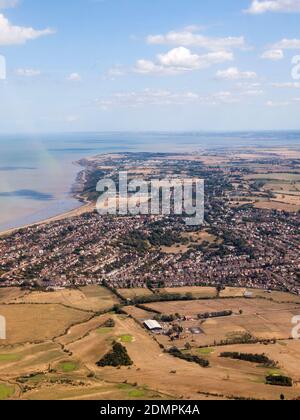 Minster on Sea, Kent, Royaume-Uni. 17 décembre 2020. [PHOTO DU FICHIER d'août 2009] 'Shepey East' à Swale, dans le Kent, a le taux d'infection par le coronavirus/covid le plus élevé en Angleterre (1,652 cas pour 100,000). La section est de l'île de Shepey photographiée à partir d'un avion en août 2009 montrant Minster on Sea (premier plan) avec Leysdown et l'estuaire de Swale à distance. Crédit : James Bell/Alay Live News Banque D'Images