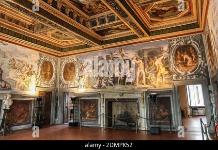 La Sala degli Elementi (salle des éléments) dans le Palazzo Vecchio. Les fresques allégoriques sur ce mur s'appellent la Forge de Vulcan par Cristofano... Banque D'Images