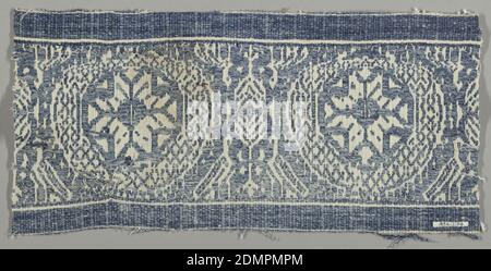 Fragment, Moyen: lin, coton technique: Tissage simple avec trame supplémentaire, trame bleue supplémentaire flottant alternativement face à face en créant un modèle de rosettes de quatrefoil., Italie, XVIIe siècle, textiles tissés, fragment Banque D'Images