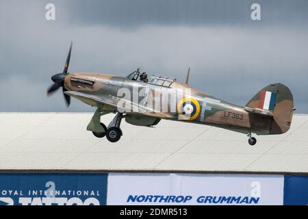 Un chasseur Hawker Hurricane qui s'envol au salon RIAT en Angleterre. Banque D'Images