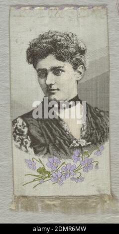 Ruban souvenir, Moyen: Soie, Portrait d'une femme, peut-être Ethel Barrymore, tissé en noir et blanc avec un bouquet violet et vert de violettes ci-dessous., USA, ca. 1900, textiles tissés, ruban souvenir Banque D'Images