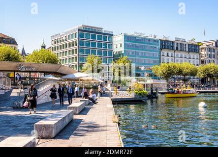 Les citadins et les employés de bureau se baladant sur le quai du lac Léman. Banque D'Images