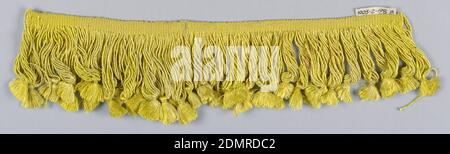 Frange, Moyen: Technique de soie: Tissage Uni, frange jaune avec un cap et des fils de jupe bouclés; chaque groupe de huit boucles supporte un tuft., Espagne, 17ème siècle, trimmings, Fringe Banque D'Images