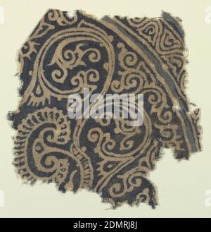 Fragment, Moyen: Coton technique: Résistant-imprimé sur un tissu de coton non blanchi résistant-imprimé dans deux nuances de bleu. Fragment d'un motif, plus ou moins circulaire, réservé en couleur de fond. Centre : motif de vigne courbé vers l'intérieur pour cadrer le feuillage activement courbé (« raisins secs un appendice ») et une partie d'une feuille de palmier sur une feuille en forme de éventail en profil. Un petit segment d'une bordure incurvée montre des restes de bandes en bleu clair., Inde, XIIe-XIIIe siècle, textiles imprimés, teints et peints, fragmentés Banque D'Images