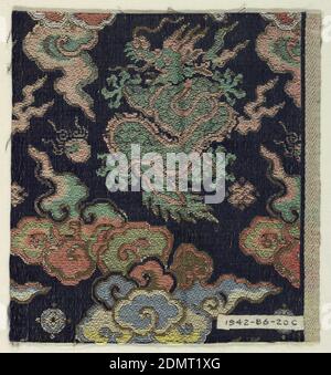 Fragment, Moyen: Soie, papier avec feuille d'or appliquée technique: Sergé composé Uni, sergé bleu marine avec motif de trame supplémentaire tissé de dragons à grande échelle et nuages volants en fils de soie rouille, blanc, jaune, vert, et bleu ciel avec fils de papier métallique., Japon, 19e siècle, textiles tissés, fragment Banque D'Images