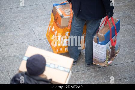 Stuttgart, Allemagne. 17 décembre 2020. Deux hommes s'alignent avec des colis à un bureau de poste. L'Allemagne est verrouillée depuis le 16 décembre 2020 pour contenir la pandémie de Corona. Credit: Sebastian Gollnow/dpa/Alay Live News Banque D'Images