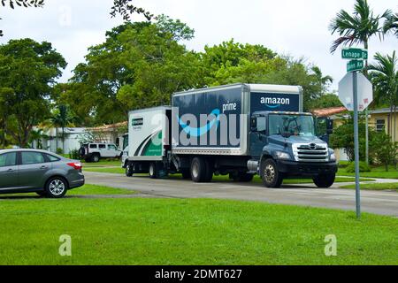 11/7/2020 Miami Florida U.S.A. le véhicule de livraison Amazon Prime s'arrête dans un quartier résidentiel, transfère les paquets entre les camions Banque D'Images
