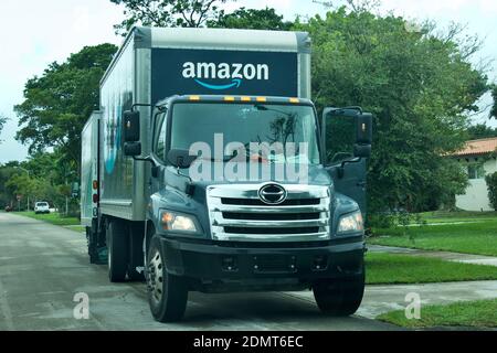 11/7/2020 Miami Florida U.S.A. le véhicule de livraison Amazon Prime s'arrête dans un quartier résidentiel, transfère les paquets entre les camions Banque D'Images