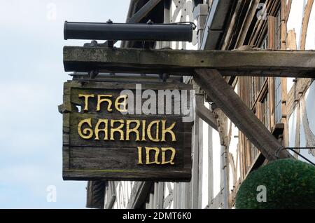 Le Garrick inn signe suspendu de pub traditionnel ou public Maison nommée d'après l'acteur anglais David Garrick (1717-1778) Stratford-upon-Avon Angleterre Banque D'Images