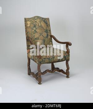 Fauteuil, bois, métal, sellerie, fauteuil à bras ouvert, dossier et siège recouverts de tapisserie fixés par des boutons en laiton, des pattes curvilignes et des brancards à la base. Les rails de la chaise s'éloignent de la moitié de la chaise, plongeant et balançant vers l'extérieur., Europe, début du XVIIIe siècle, meubles, Arts décoratifs, fauteuil Banque D'Images