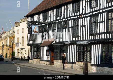 Une jeune femme passe devant l'ancien hôtel Falcon Indigo dans le bâtiment historique à ossature de bois Stratford-upon-Avon Warwickshire Angleterre Banque D'Images