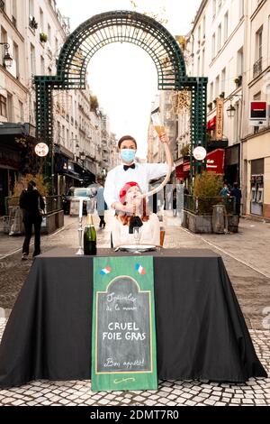 Une femme est nourrie par la force dans une rue commerçante de Paris, France, le 17 décembre 2020, pour protester contre la production de foie gras lors d'une action de l'organisation PETA (peuple pour le traitement éthique des animaux) Qui croit que la production de foie gras est une torture pour les canards et les oies et appelle les consommateurs à ne pas le servir à la Saint-Sylvestre. Photo par Florent Bardos / ABACAPRESS.COM Banque D'Images