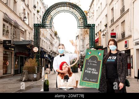 Une femme est nourrie par la force dans une rue commerçante de Paris, France, le 17 décembre 2020, pour protester contre la production de foie gras lors d'une action de l'organisation PETA (peuple pour le traitement éthique des animaux) Qui croit que la production de foie gras est une torture pour les canards et les oies et appelle les consommateurs à ne pas le servir à la Saint-Sylvestre. Photo par Florent Bardos / ABACAPRESS.COM Banque D'Images