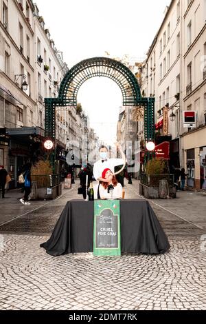 Une femme est nourrie par la force dans une rue commerçante de Paris, France, le 17 décembre 2020, pour protester contre la production de foie gras lors d'une action de l'organisation PETA (peuple pour le traitement éthique des animaux) Qui croit que la production de foie gras est une torture pour les canards et les oies et appelle les consommateurs à ne pas le servir à la Saint-Sylvestre. Photo par Florent Bardos / ABACAPRESS.COM Banque D'Images