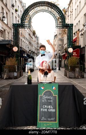 Une femme est nourrie par la force dans une rue commerçante de Paris, France, le 17 décembre 2020, pour protester contre la production de foie gras lors d'une action de l'organisation PETA (peuple pour le traitement éthique des animaux) Qui croit que la production de foie gras est une torture pour les canards et les oies et appelle les consommateurs à ne pas le servir à la Saint-Sylvestre. Photo par Florent Bardos / ABACAPRESS.COM Banque D'Images