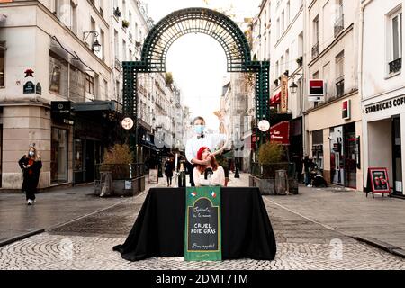 Une femme est nourrie par la force dans une rue commerçante de Paris, France, le 17 décembre 2020, pour protester contre la production de foie gras lors d'une action de l'organisation PETA (peuple pour le traitement éthique des animaux) Qui croit que la production de foie gras est une torture pour les canards et les oies et appelle les consommateurs à ne pas le servir à la Saint-Sylvestre. Photo par Florent Bardos / ABACAPRESS.COM Banque D'Images