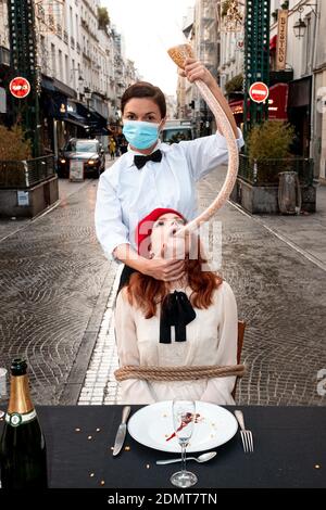 Une femme est nourrie par la force dans une rue commerçante de Paris, France, le 17 décembre 2020, pour protester contre la production de foie gras lors d'une action de l'organisation PETA (peuple pour le traitement éthique des animaux) Qui croit que la production de foie gras est une torture pour les canards et les oies et appelle les consommateurs à ne pas le servir à la Saint-Sylvestre. Photo par Florent Bardos / ABACAPRESS.COM Banque D'Images