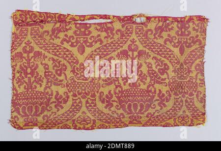 Fragment, Moyen: Soie technique: Damassasse (5 harnais satin plus 14 sergé), patron de vases avec des oiseaux de chaque côté dans un cadre de damier. En rouge et jaune., XVIIe siècle, textiles tissés, fragment Banque D'Images