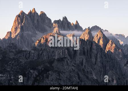 Des sommets de montagne illuminés à l'aube Banque D'Images