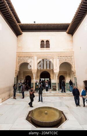 Grenade, Espagne. 28 février 2014. Un groupe de touristes lors de la visite d'un des espaces de l'Alhambra à Grenade. Banque D'Images
