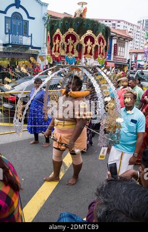 Singapour : penitent assistant au Thaipusam Cavadee (ou Festival de Thaipoosam) dans la rue Serangoon, quartier de Little India Banque D'Images