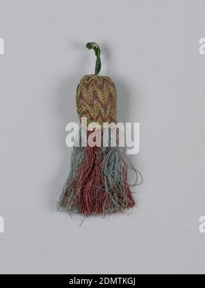 Tassel, Moyen: Soie, fil métallique, lin (?), coeur doux recouvert de fils métalliques et de soie de couleur prune à chevron; en dessous, une jupe de fils de soie bleu et prune disposés en quatre groupes, fil de soie vert en haut., Italie, XVIIe siècle, finitions, pampilles Banque D'Images