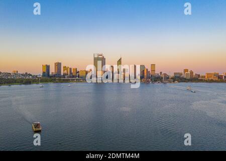 PERTH, AUSTRALIE, 18 JANVIER 2020 : vue sur Perth au coucher du soleil sur la Swan River, Australie Banque D'Images