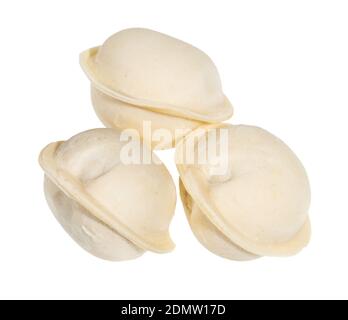 Pelmeni surgelé (boulettes russes remplies de viande hachée) gros plan isolé sur fond blanc Banque D'Images