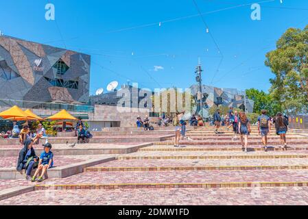 MELBOURNE, AUSTRALIE, le 31 DÉCEMBRE 2019 : les gens se promenent sur la place de la fédération à Melbourne, en Australie Banque D'Images