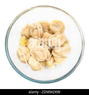 Vue de dessus de Pelmeni bouilli (boulettes russes remplies de viande hachée) avec beurre dans un bol en verre isolé sur fond blanc Banque D'Images