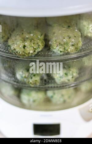 cuiseur vapeur électrique avec côtelettes de viande de dinde et de légumes verts à la cuisine maison Banque D'Images