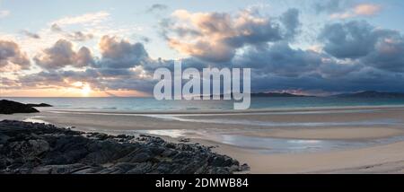 Coucher de soleil sur Borve Beach avec Taransay à l'horizon, île de Harris, Écosse Banque D'Images